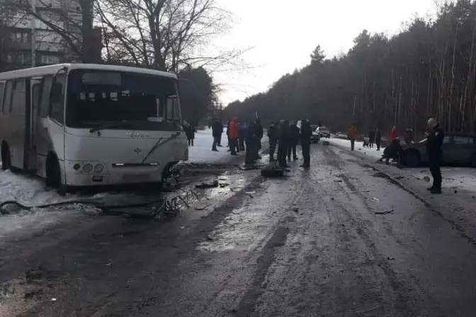 На Львівщині рейсовий автобус потрапив в аварію. Є потерпілі