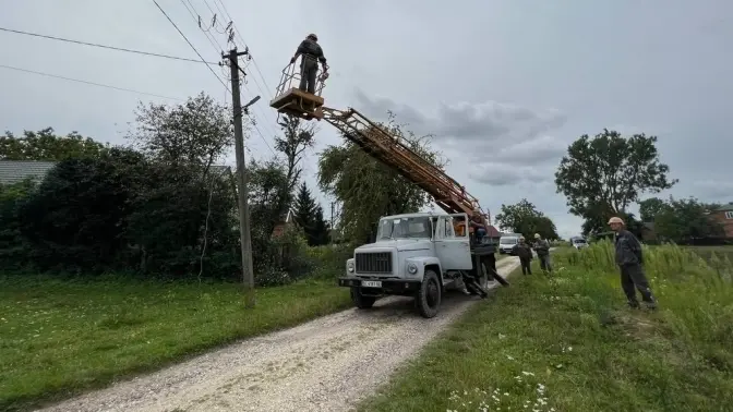 Через негоду на Львівщині знеструмлені понад 200 населених пунктів