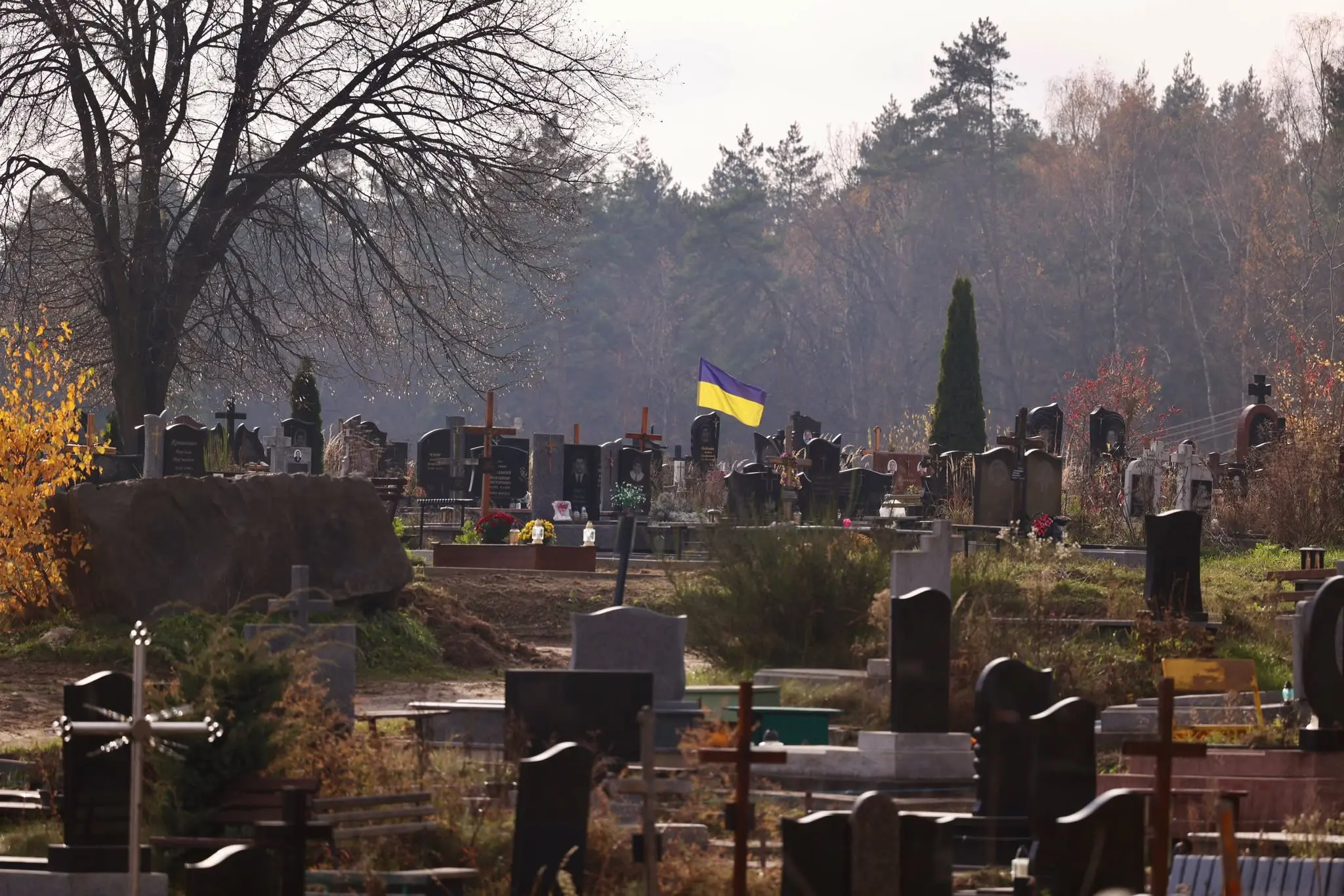 Голосківським цвинтарем у Львові курсуватиме безкоштовний автобус, щоб довозити до місць поховань / Фото зі сторінки Євгена Бойка