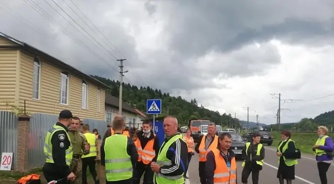 На Львівщині другий день поспіль перекривать дорогу. Четверо людей оголосили голодування