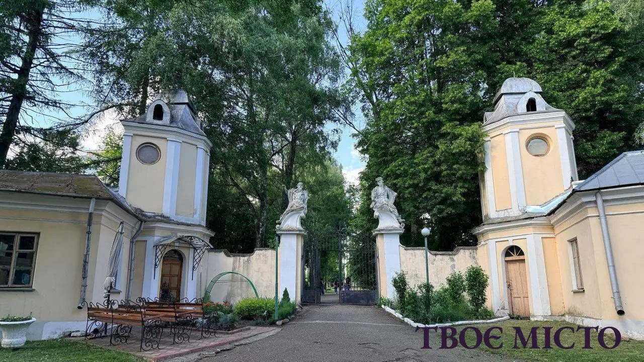 Розкішна брама веде до палацу