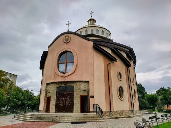 Храм Успіння Пресвятої Богородиці УГКЦ (вул. Максимовича, 2Б) / фото: Вікіпедія