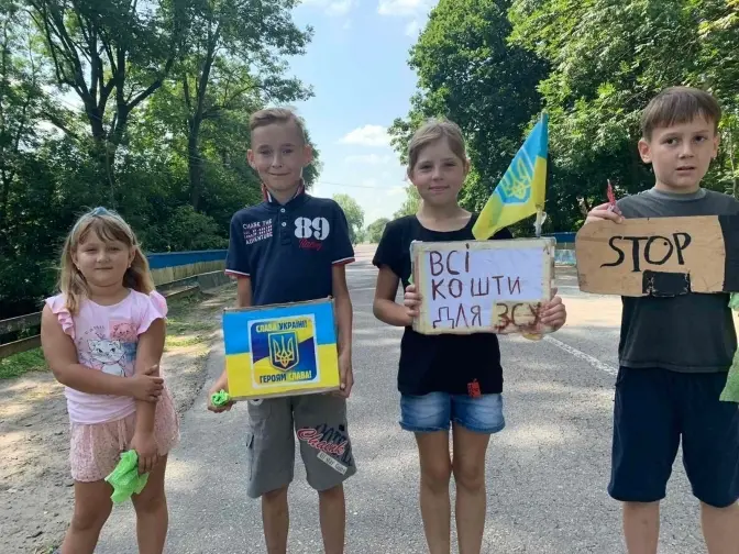 На Львівщині діти організували автомийку та зібрали більше 21,5 тисячі для ЗСУ