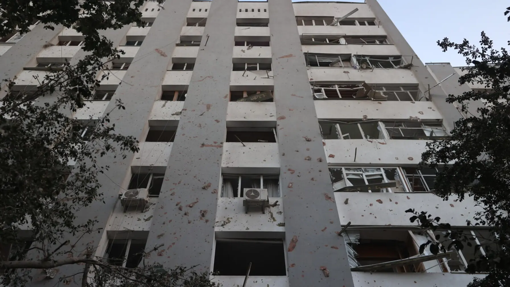 Вибиті вікна в будинку після обстрілу / фото: ЛМР