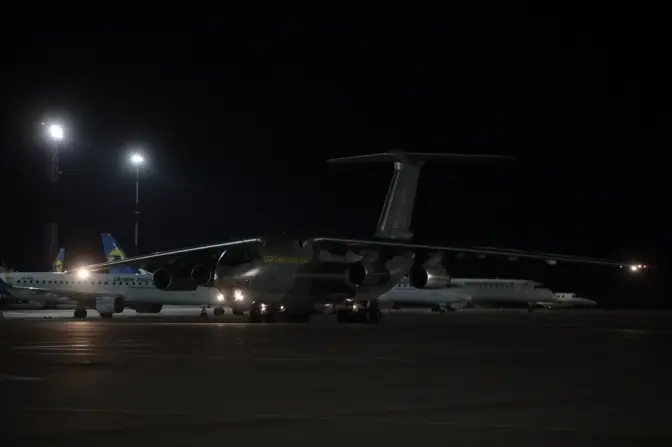В Україну з Китаю привезли 400 тисяч респіраторів для лікарів