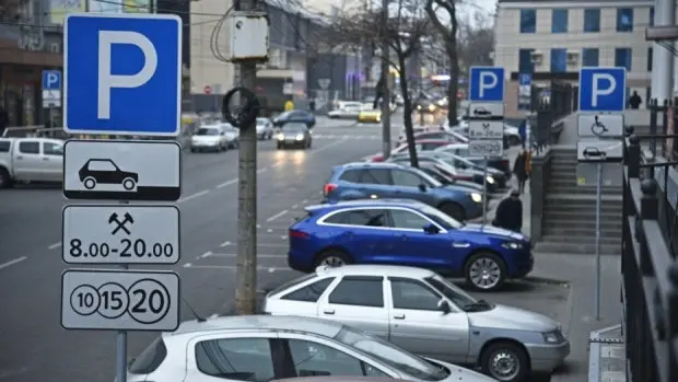 На вулиці Орлика запрацює новий паркувальний майданчик