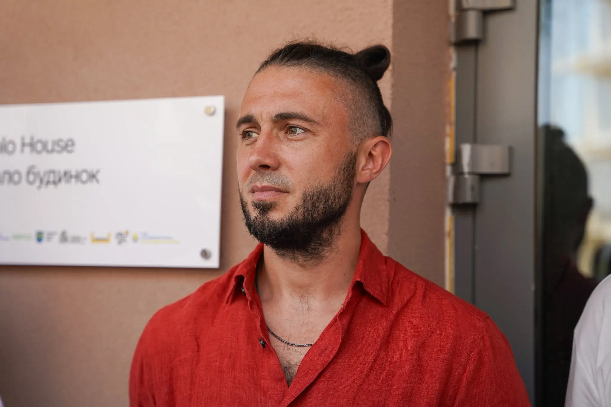 Лідер гурту "Антитіла" та речник Ради з молодіжних питань при Президентові України Тарас Тополя розкрив деталі унікального пілотного проєкту соціального молодіжного житла / фото зі сторінки виконавця