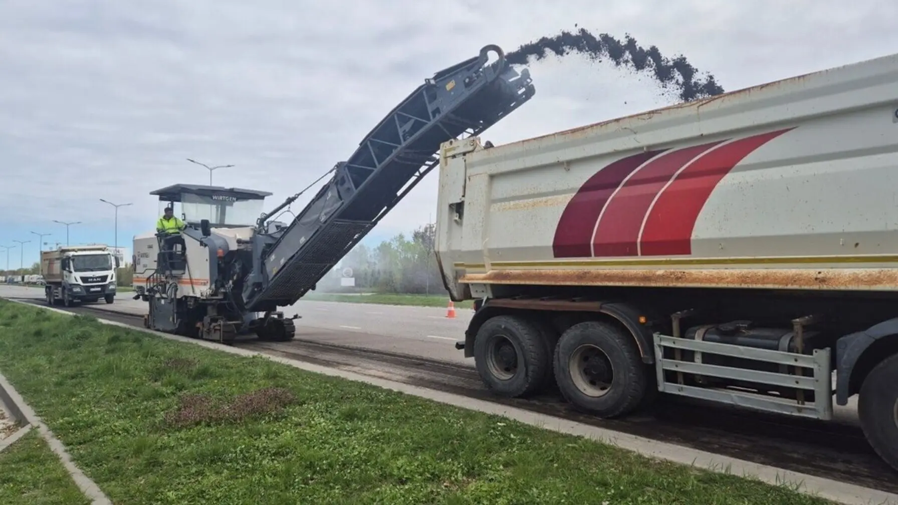 На виїзді зі Львова фрезерують дорогу: чи вплине це на рух транспорту