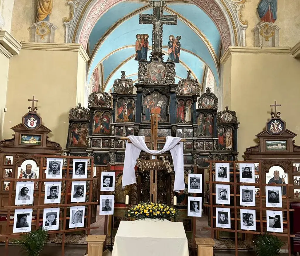 У львівському храмі Плащаницю оформили фотографіями загиблих воїнів