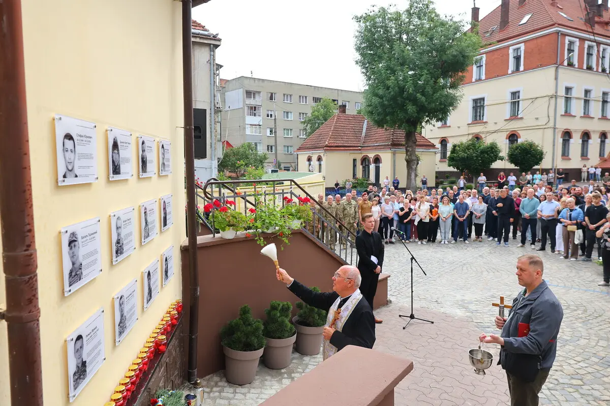 Меморіальні дошки встановили та освятили на честь 12 Героїв / фото ЛМР