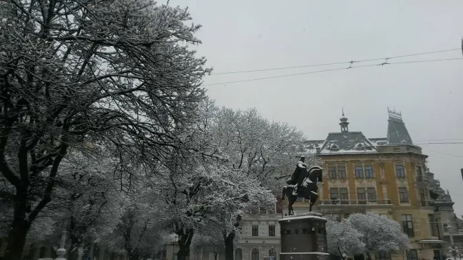 Зимовий настрій. Львів’яни публікують в соцмережах фото засніженого міста і Карпат