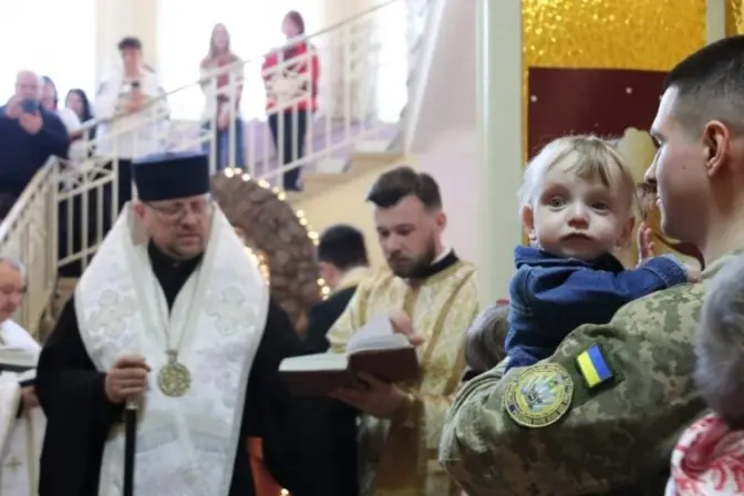Стали хрещеними батьками для 16 сиріт. У Львові військові охрестили дітей з Луганщини