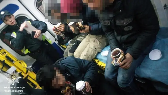 Львівські патрульні врятували чотирьох нелегалів із вантажівки-рефрижератора. Фото