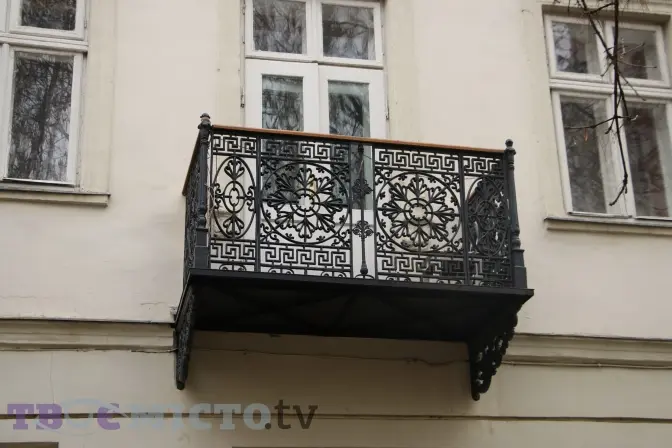 На вулиці Дорошенка у Львові відреставрували балкон. Фото до та після