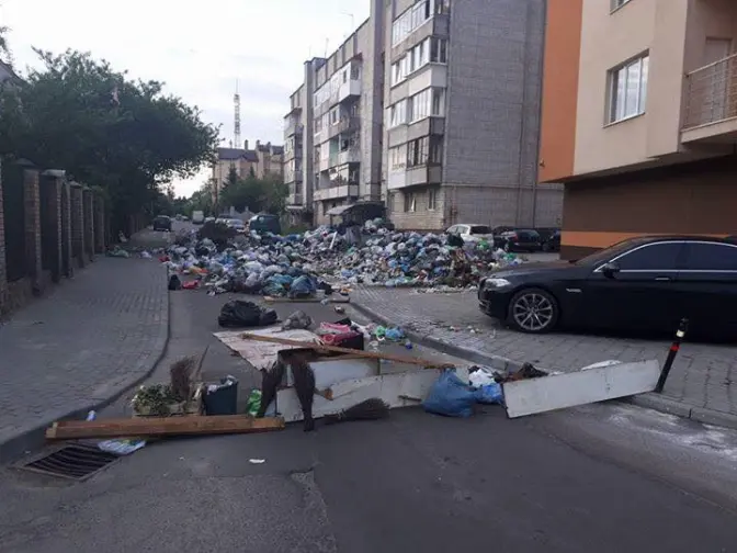 Ситуація на дорогах Львова: вулиця Кондукторська перекрита сміттям