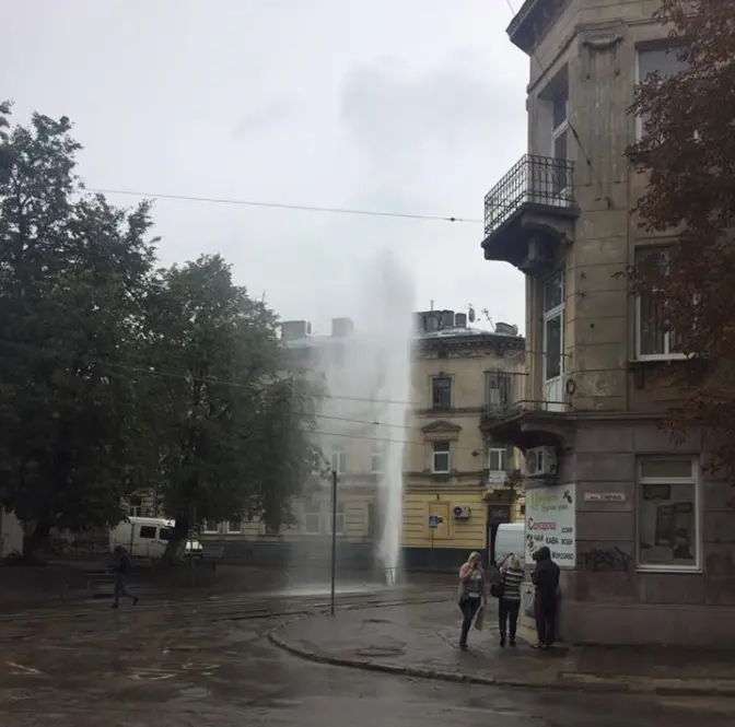 Ситуація на дорогах: на Замарстинівській – витік води. Фото