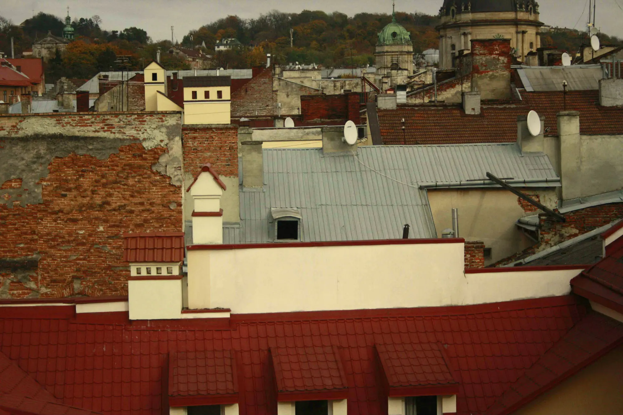 Доглядачі коминів: як працюють львівські сажотруси. Фоторепортаж