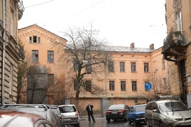Приміщення у центрі Львова, яке пустує 10 років, хочуть віддати під садок чи школу