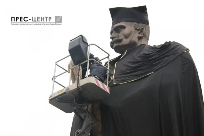 У Львові пам’ятник Івану Франку одягли у мантію. Фото