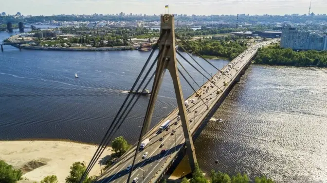 У Києві чоловік впустив з мосту у Дніпро металевий гараж і втік