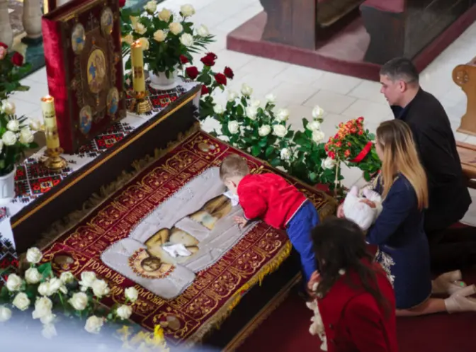 Львів'ян закликають не цілувати плащаниці та ікони