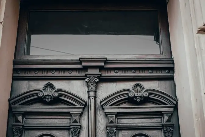 У Львові відновили ще одну історичну браму. Фото до і після