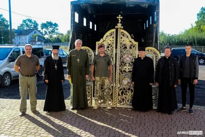 Мешканці Львівщини передали давній іконостас десантникам з Дніпропетровщини