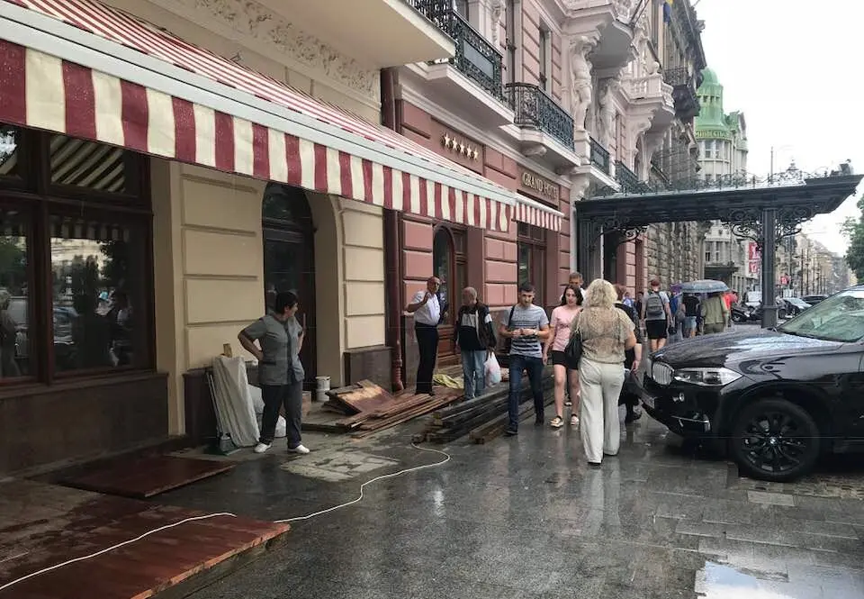 Чому у Львові обурюються малюнками на сідницях і байдужі до порушень в паркуванні біля депутатського готелю