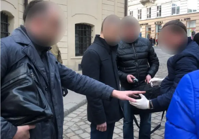 У поліції показали, як затримували на хабарі чиновника Львівської міськради. Фото. Доповнено