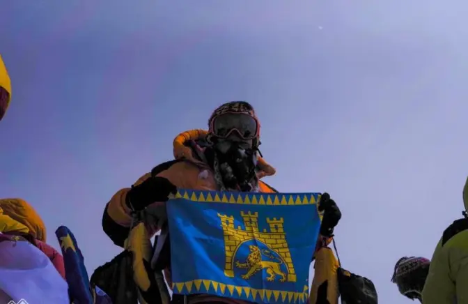 Прапор Львова вивісили на вершині Евересту. Фото