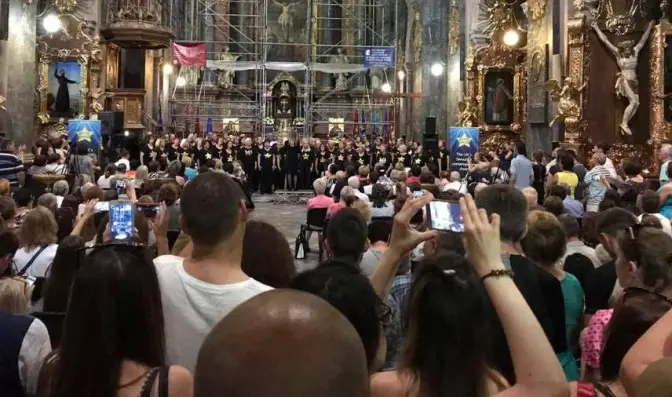Лондонський рок-хор сьогодні виступить на площі Ринок