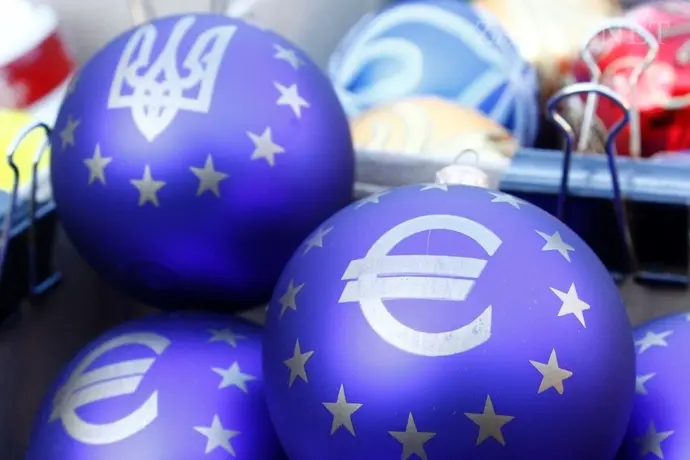 У Львові продають новорічні прикраси з євросимволікою