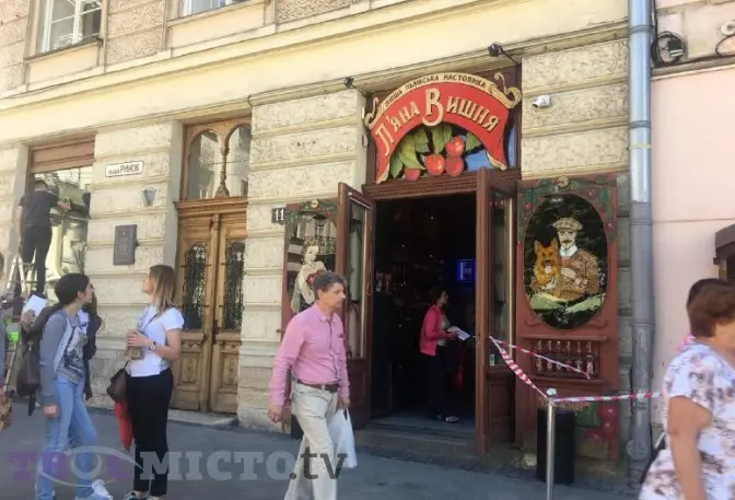 На площі Ринок демонтували літній майданчик П’яної вишні. Фото