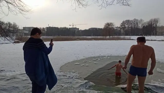 У Львові таки пірнали в ополонку попри карантин. Фото