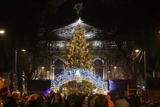 У Львові відкрили головну ялинку і передали Вифлеємський вогонь громаді
