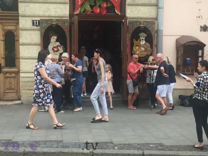 На площі Ринок знову встановили літній майданчик П’яної вишні. Фото. Доповнено