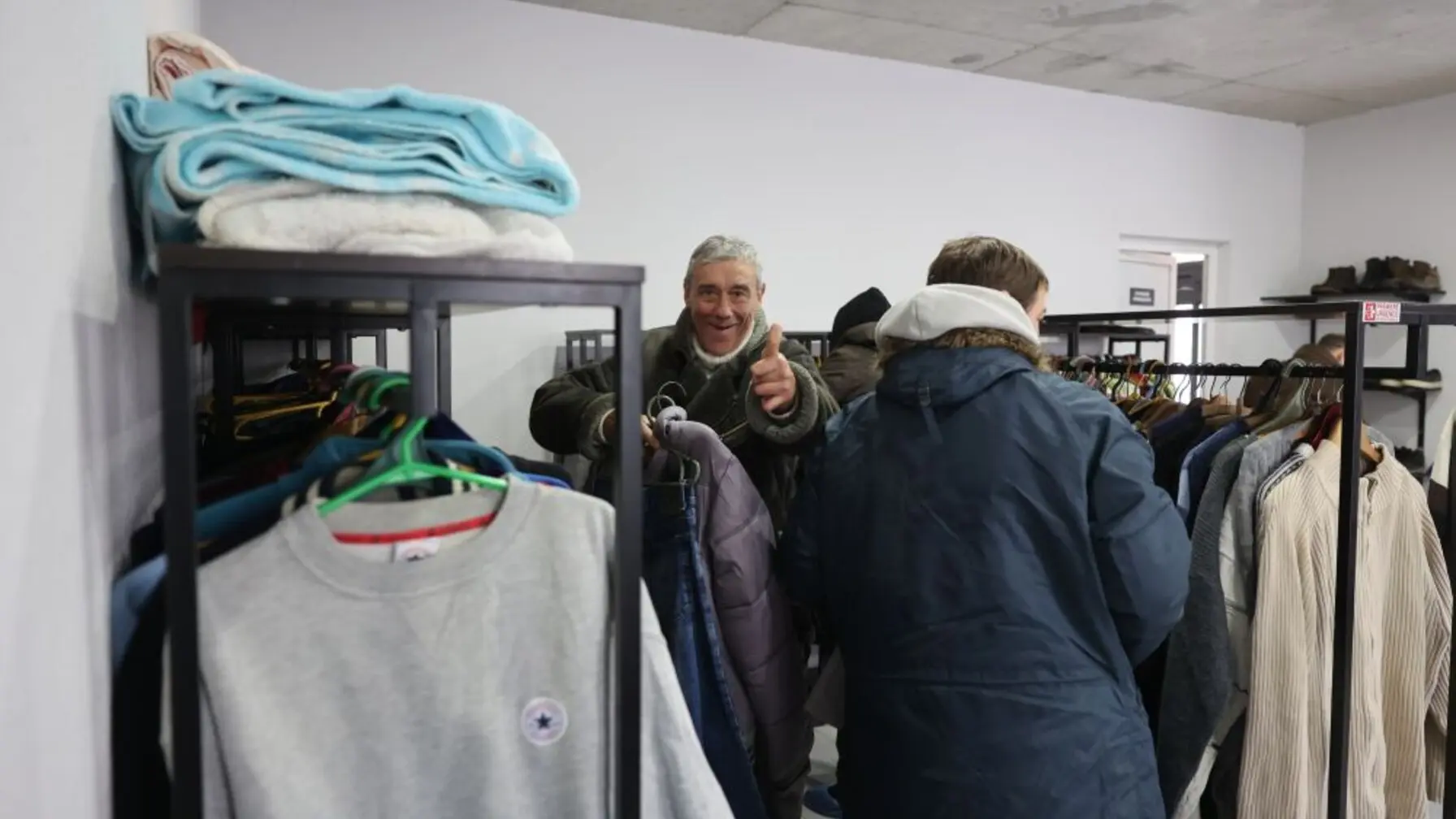 Чоловіки вибирають собі одяг на вул. Кирилівській, 3а/фото: лмр