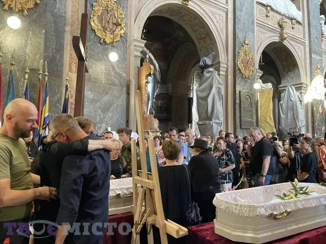 «Сьогодні Львів плаче, Львів сумує». У місті попрощалися з родиною Базилевичів. Підсумки доби