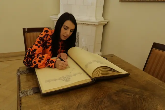 Сьогодні Джамала у Львові залишила запис у Книзі почесних гостей міста. Фото