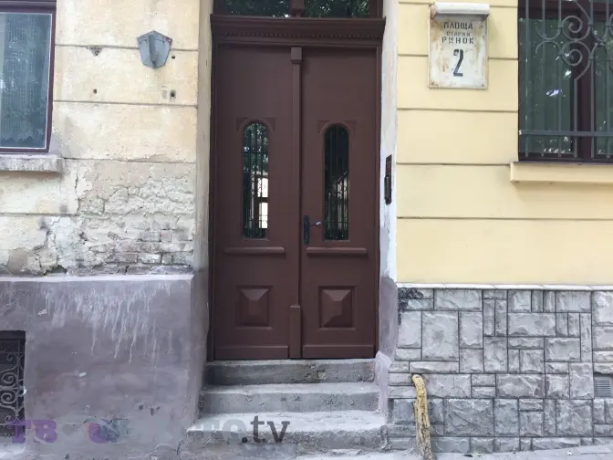 На площі Старий Ринок у Львові відкрили відреставровану браму. Фото