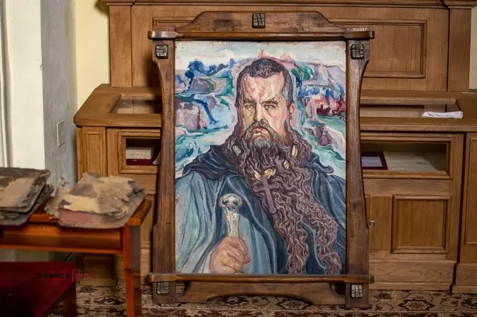 Портрет Шептицького на смітнику. Як священник у Львові рятує пам’ятки