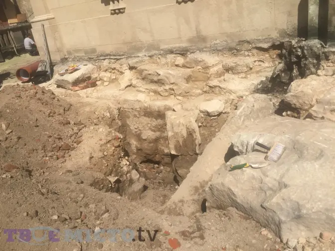 Біля собору святого Юра у Львові віднайшли ймовірний фундамент церкви XV ст. Фото