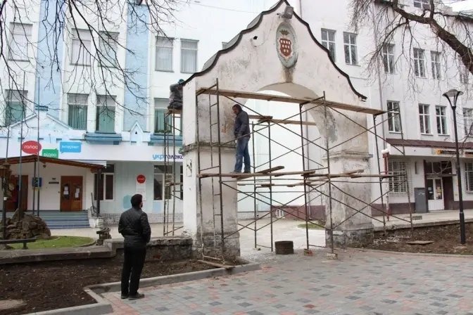 На Львівщині реставрують арку біля костелу Святого Варфоломія. Фото