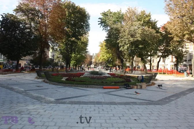 На проспекті Свободи у Львові триває ремонт тротуарів. Фото