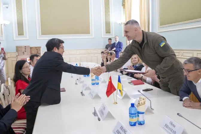 Китайські міста-побратими Києва передали столичним школам понад 300 ноутбуків