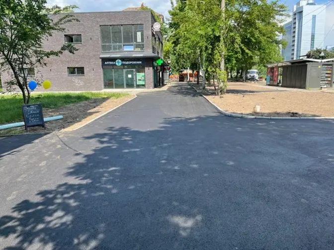 На виході зі станції метро «Берестейська» відремонтували тротуар й облаштували сквер
