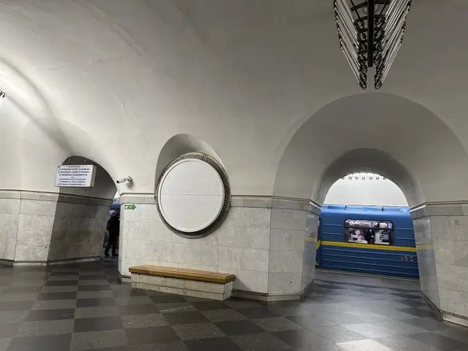 На метро «Вокзальна» оздоблення з комуністичною символікою прикрили деревяними щитами