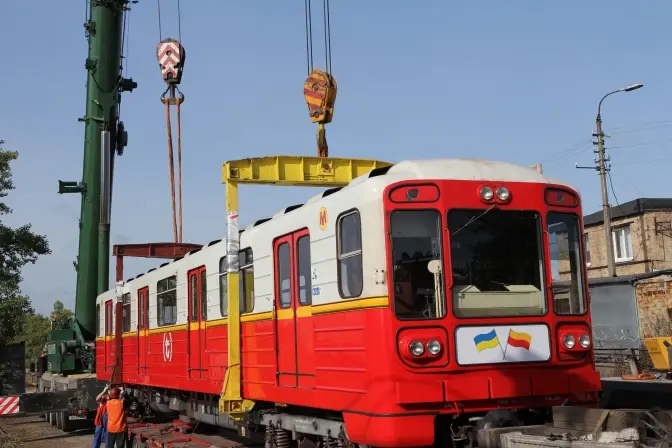 Варшава передала Києву ще 12 вагонів метро