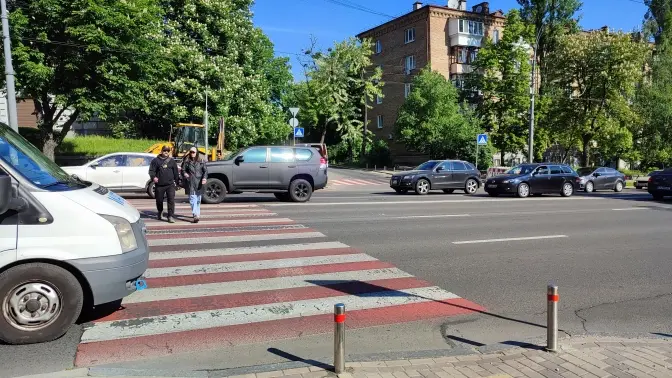 На проспекті Повітряних Сил в Києві облаштовують інклюзивний перехід