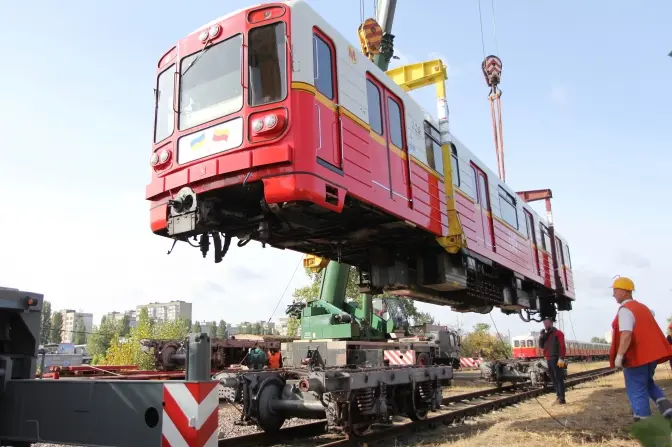 Київський метрополітен отримав ще кілька вагонів з Варшави.
